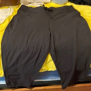 Black athletic capris